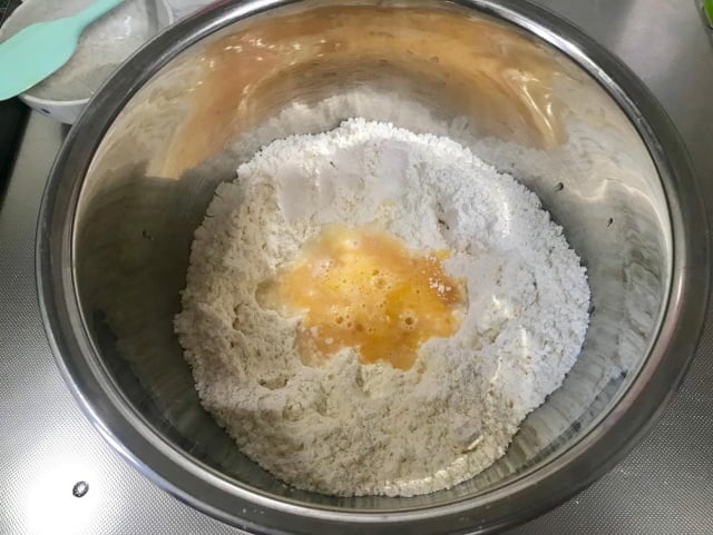冷えた卵と冷水をあわせる